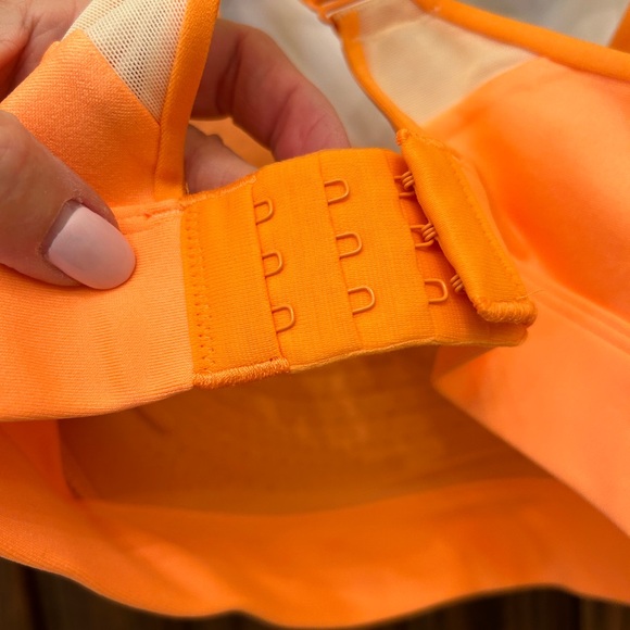 Set of 2 UnderArmour sports bras 34C/ small - Picture 3 of 7